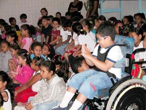 Criança cadeirante junto com crianças sem deficiência (Imagem: Cidadão PG)