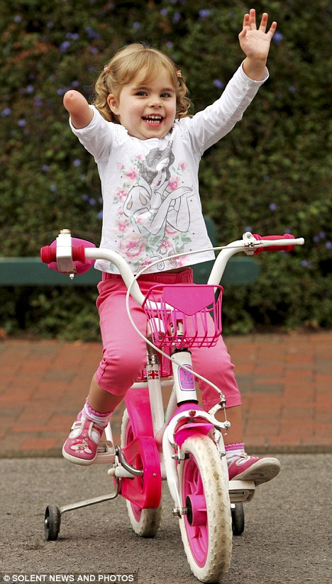 Felicidade:A corajosa Sophie Smith é agora capaz de andar de bicicleta com mais segurança depois que os jovens de engenharia construíram uma extensão no guidão da bicicleta.