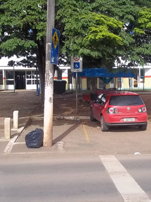 Poste impede acesso a vaga em centro de saúde do DF