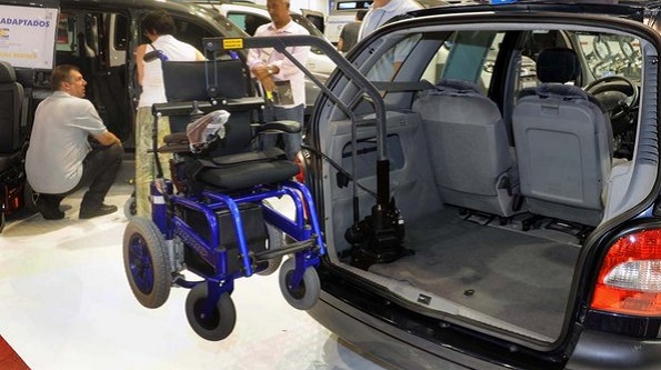 Carro adaptado para cadeira de rodas na feira Reatech, em São Paulo  Carro adaptado para cadeira de rodas na feira Reatech, em São Paulo - Reinaldo Marque