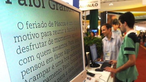 Pessoa com deficiência visual usa teclado que lê o que se digita no estande da Laramara  Pessoa com deficiência visual usa teclado que lê o que se digita no estande da Laramara - Reinaldo Marques