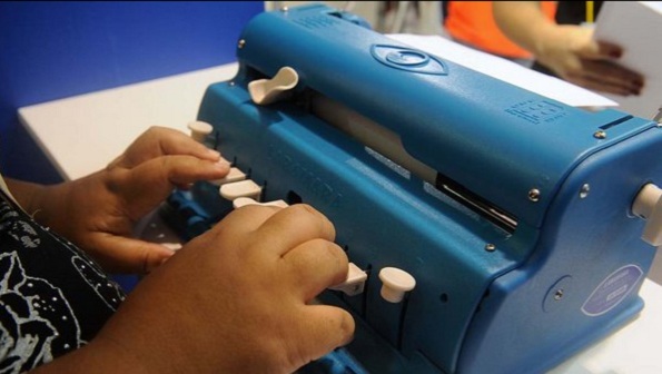 Pessoa com deficiência visual digita em máquina de escrever que utiliza método Braille  Pessoa com deficiência visual digita em máquina de escrever que utiliza o método Braille - Reinaldo Marques