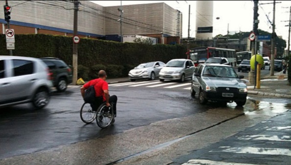 O analista de sistemas Valdir Gonçalves precisa se aventurar no meio dos carros para conseguir se locomover por São Paulo - (Revista Veja/Marina Pinhoni