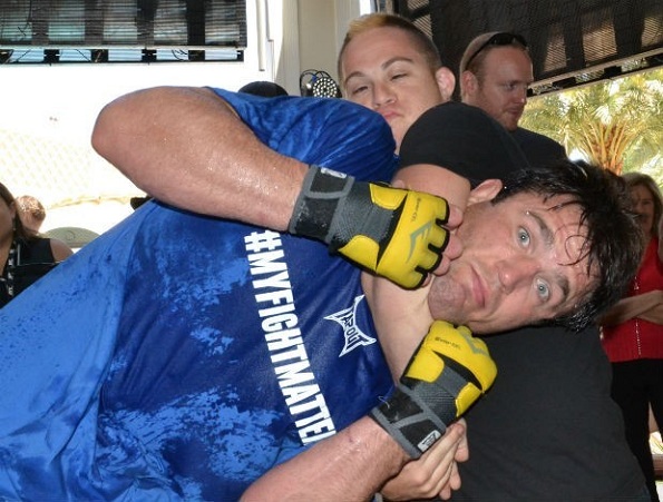 Garrett Holeve ‘estrangula’ Chael Sonnen no treino aberto do UFC 148 (Foto: Adriano Albuquerque/SporTV.com)