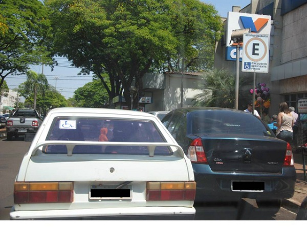 Motoristas estacionam em vaga de deficiente e após tumulto são multados pela GM