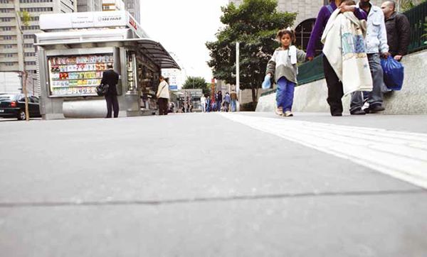 Calçadas em concreto moldado in loco: material permite que superfície seja lisa, o que facilita a circulação de pessoas com locomoção reduzida.