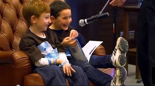 Yahoo Notícias - Jonah e Dylan durante evento sobre o livro "Chocolate Bar". (Foto: Reprodução / Instagram)