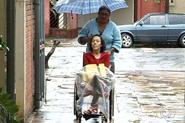 Cleones Barbosa leva a filha todos os dias para a universidade (Foto: Reprodução/TV Anhanguera)