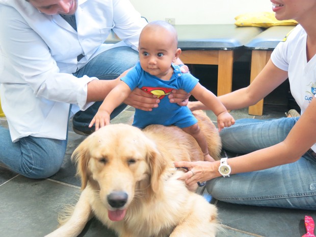 Bebê tem o primeiro contato com um cachorro (Foto: Anna Gabriela Ribeiro / G1 Santos)