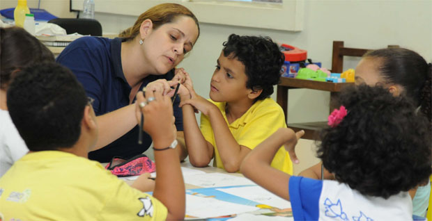 Caio tem ajuda de psicopedagoga para fazer os deveres da escola