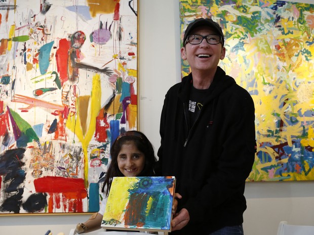 Menina de 7 anos participou de sessão de pintura com o artista Dayvd Whaley,na Galeria Michael, em Beverly Hills (Foto: Damian Dovarganes/AP)