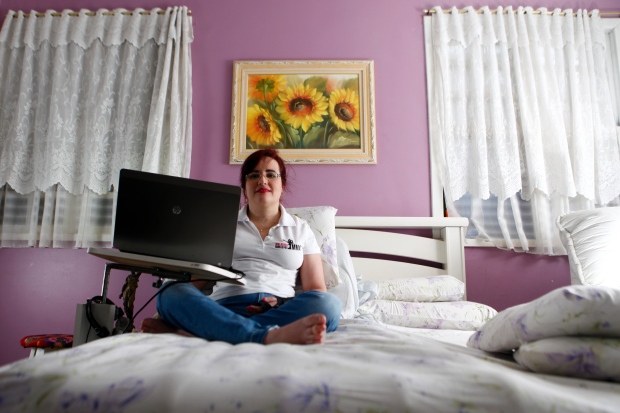 A jovem Isabella trabalha em casa com o seu Notebook. Foto: Fernanda Carvalho / O Tempo