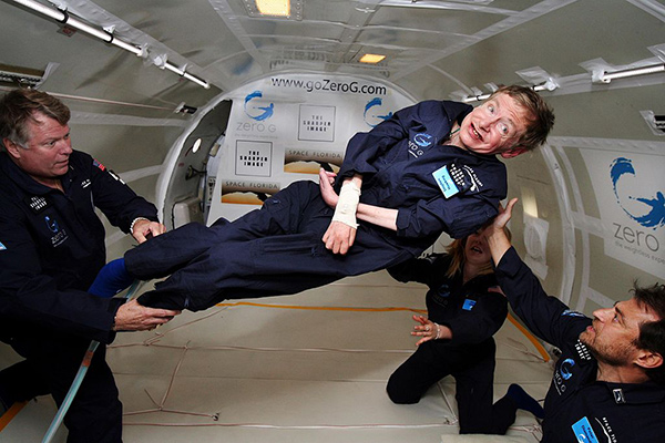 O físico Stephen Hawking aproveita a gravidade zero durante um voo a bordo de um Boeing 727. Foto: Jim Campbell / Aero-News Network