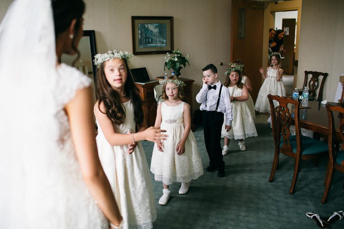 Alunos com síndrome de Down roubam a cena em casamento de professora